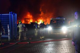 Uitslaande brand bij autodemontagebedrijf in Blokker: meerdere voertuigen uitgebrand