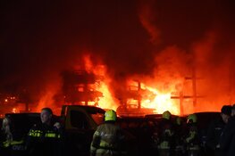 Uitslaande brand bij autodemontagebedrijf in Blokker: meerdere voertuigen uitgebrand