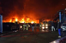 Uitslaande brand bij autodemontagebedrijf in Blokker: meerdere voertuigen uitgebrand