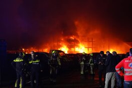 Uitslaande brand bij autodemontagebedrijf in Blokker: meerdere voertuigen uitgebrand