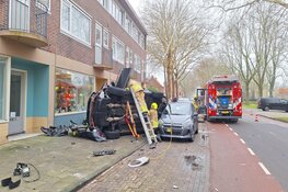 Auto crasht in Johannes Poststraat in Hoorn