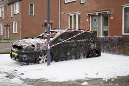 Auto door brand verwoest aan Palissade in Hoorn