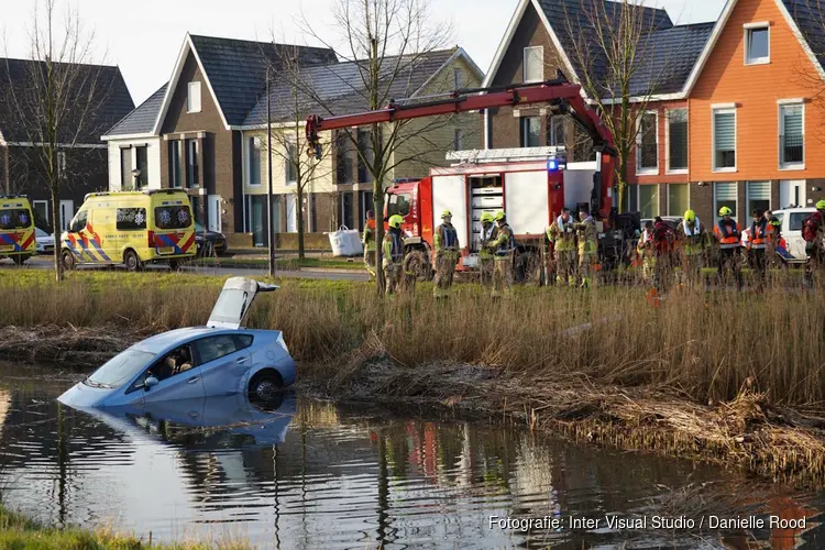 Auto te water na botsing in Zwaag
