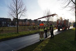 Auto te water na botsing in Zwaag