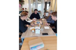 Studenten brengen generaties samen in verzorgingstehuis Avondlicht