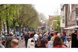 Drukte, gezelligheid en mooi weer op vrijmarkt in Hoorn