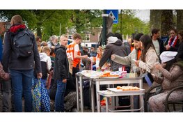 Drukte, gezelligheid en mooi weer op vrijmarkt in Hoorn