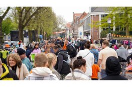 Drukte, gezelligheid en mooi weer op vrijmarkt in Hoorn