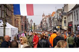 Drukte, gezelligheid en mooi weer op vrijmarkt in Hoorn