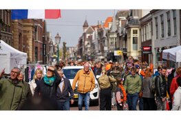 Drukte, gezelligheid en mooi weer op vrijmarkt in Hoorn