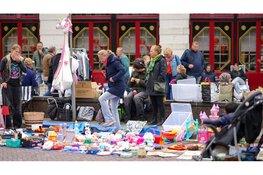 Drukte, gezelligheid en mooi weer op vrijmarkt in Hoorn