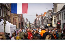 Drukte, gezelligheid en mooi weer op vrijmarkt in Hoorn