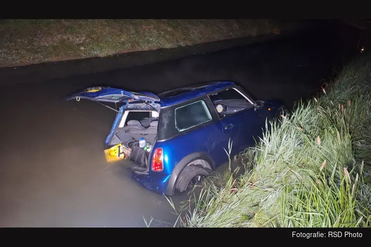 Automobiliste belandt in sloot in Berkhout