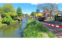 Brommobiel belandt in sloot, bestuurder bevrijdt door buurman