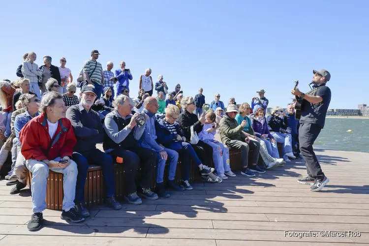 Stadsstrand Hoorn onder grote belangstelling geopend