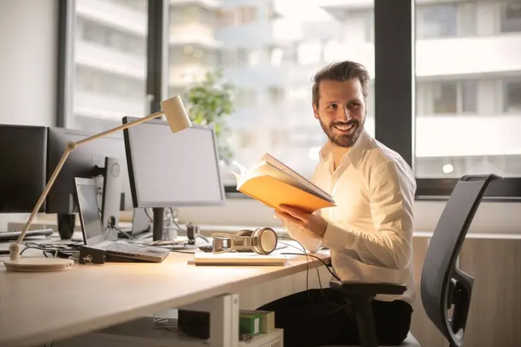 Verbeter je werkdag met het juiste bureau en de perfecte bureaustoel