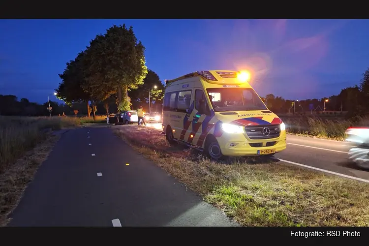 Auto tegen boom in Scharwoude, bestuurder gewond