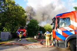 Grote rookwolken bij brand in Oosterblokker