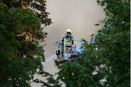 Grote rookwolken bij brand in Oosterblokker