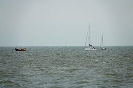 Reddingsboten in actie voor alarm geslagen vaartuig