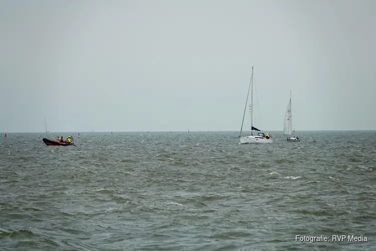 Reddingsboten in actie voor alarm geslagen vaartuig