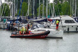 Reddingsboten in actie voor alarm geslagen vaartuig