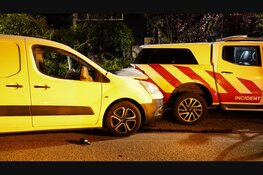 Automobilist botst op geparkeerde auto na uitwijkmanoeuvre