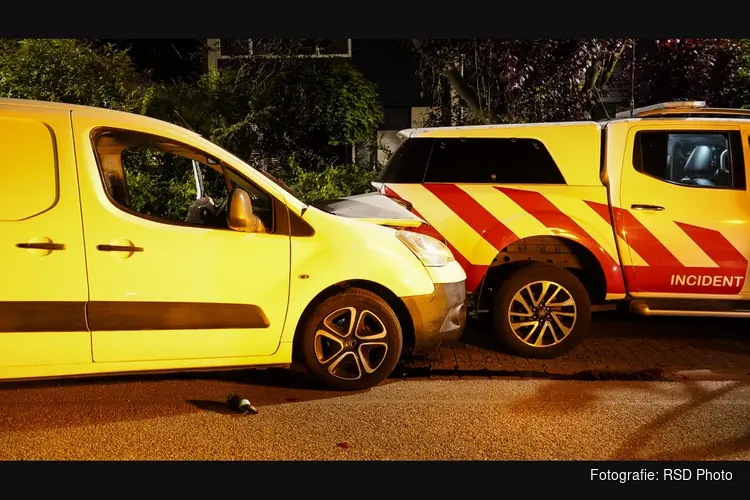 Automobilist botst op geparkeerde auto na uitwijkmanoeuvre