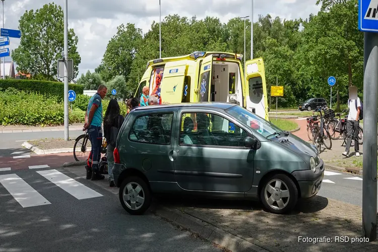 Jongen op fiets aangereden door auto