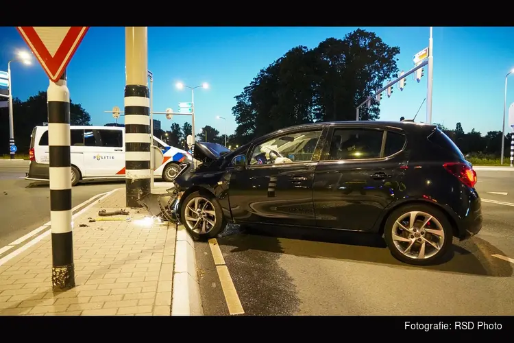 Auto knalt op stoplicht en raakt total loss
