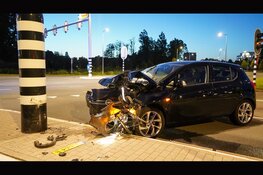 Auto knalt op stoplicht en raakt total loss