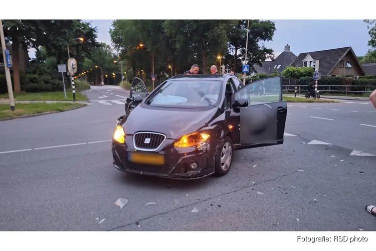 Schade na ongeval op kruising in Zwaag