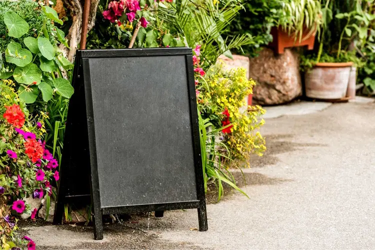 Meer aandacht trekken op straat? Zo haal je alles uit een stoepbord