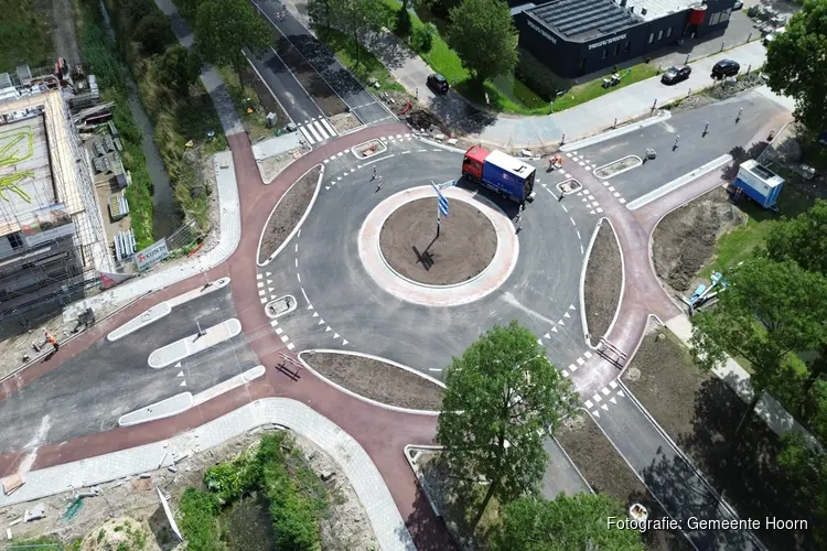 Nieuwe rotonde Oostergouw/Rozenbuurt open voor verkeer