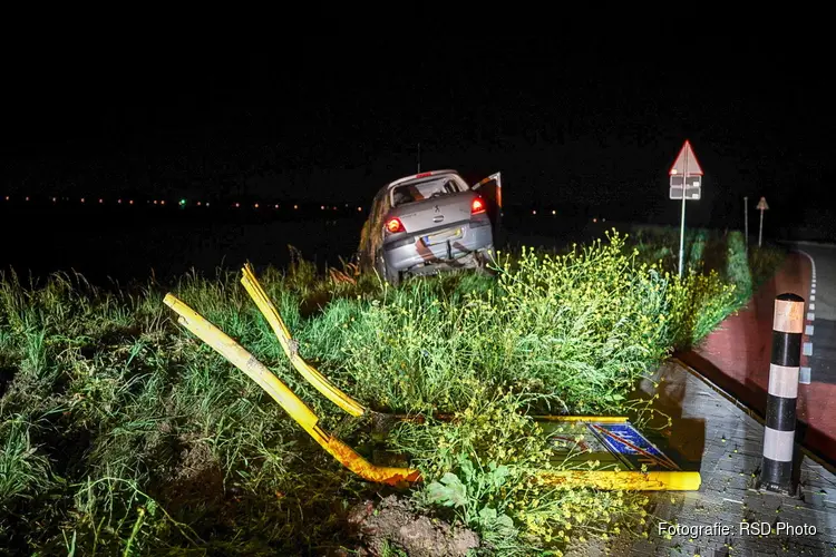 Auto botst op gemeentegrensbord na slippartij in Hoorn