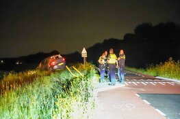 Auto botst op gemeentegrensbord na slippartij in Hoorn
