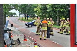 Automobilist rijdt stroomkasten uit de grond en zorgt voor flinke ravage