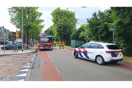 Automobilist rijdt stroomkasten uit de grond en zorgt voor flinke ravage