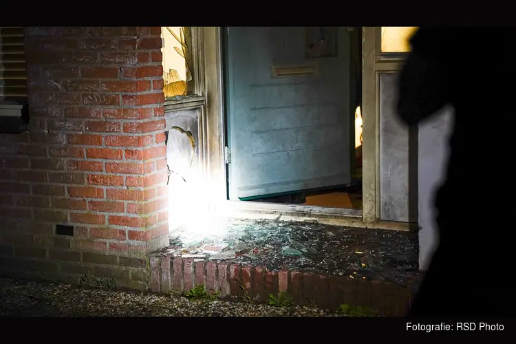 Ramen vernield door explosie bij woning in Hoorn
