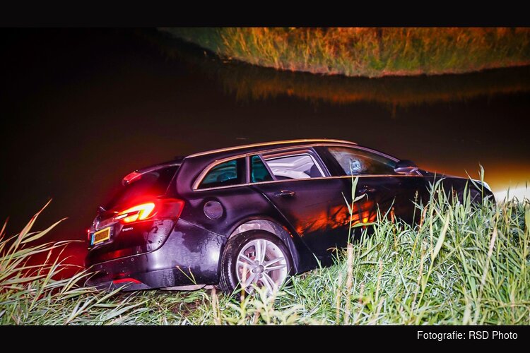Auto vliegt uit de bocht en belandt in sloot Berkhout