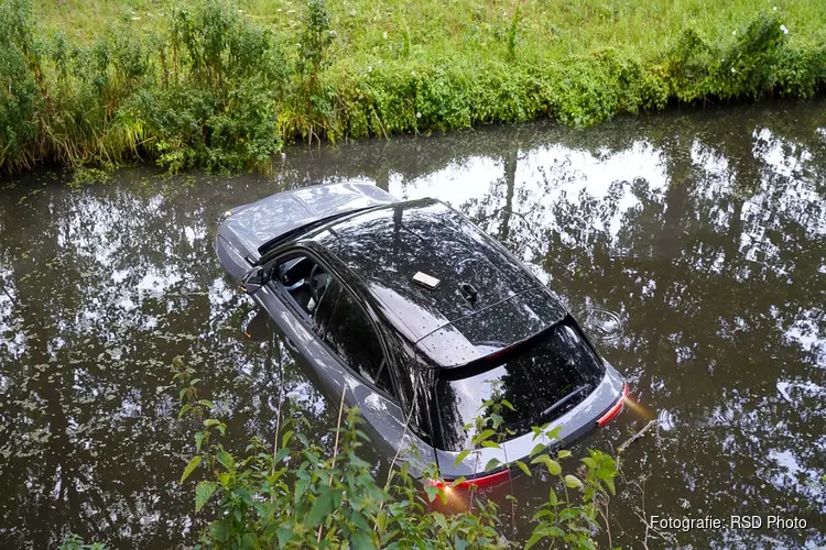 Auto te water in Zwaag