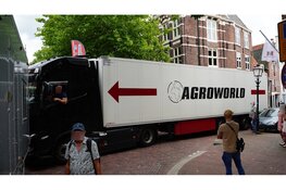 Vrachtwagen rijdt zich klem in centrum Hoorn