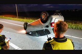Auto schiet tegen vangrail en slaat over de kop op afrit A7