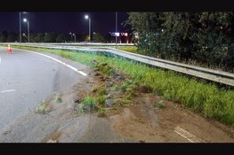 Auto schiet tegen vangrail en slaat over de kop op afrit A7