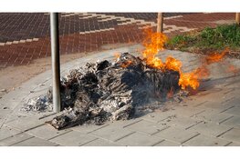 Stapel oud papier afgebrand op straat in Hoorn