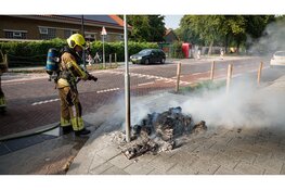 Stapel oud papier afgebrand op straat in Hoorn