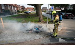 Stapel oud papier afgebrand op straat in Hoorn