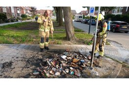 Stapel oud papier afgebrand op straat in Hoorn