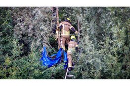 Realistische rampoefening in Berkhout: neerstortend vliegtuig, auto door marktkraam en 10 slachtoffers. Hulpdiensten uit meerdere gemeenten ingezet