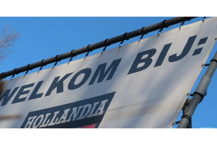 Hollandia pakt na rust, op kunstgras, de volle buit